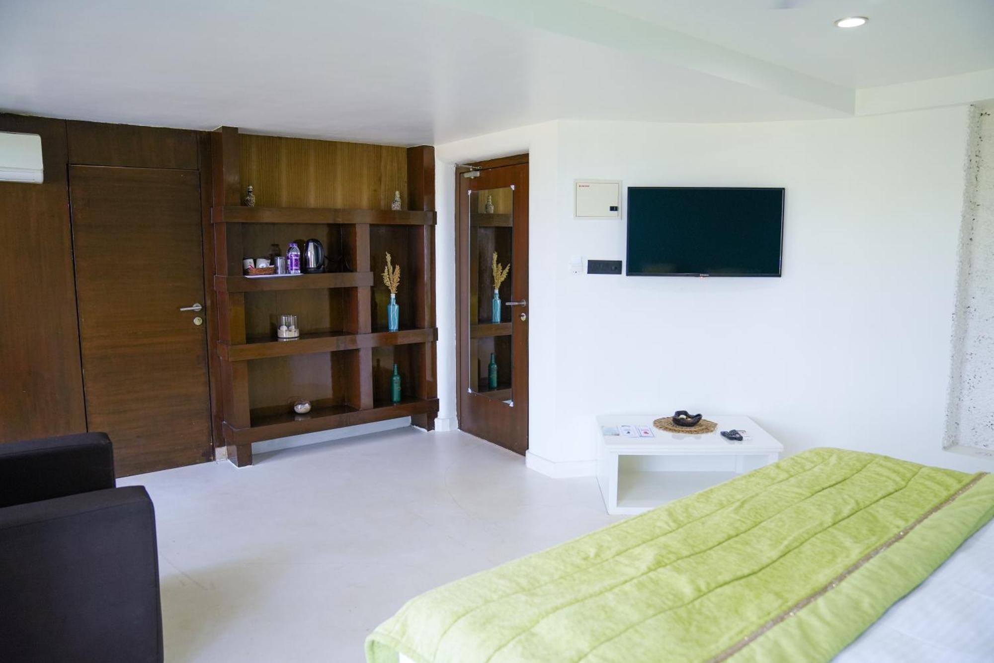 Regenta Beach House Resort, Goa Бенаулим Экстерьер фото